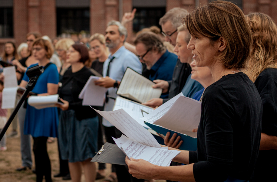 Die Tongemeinschaft beim Singen im Clouth Quartier