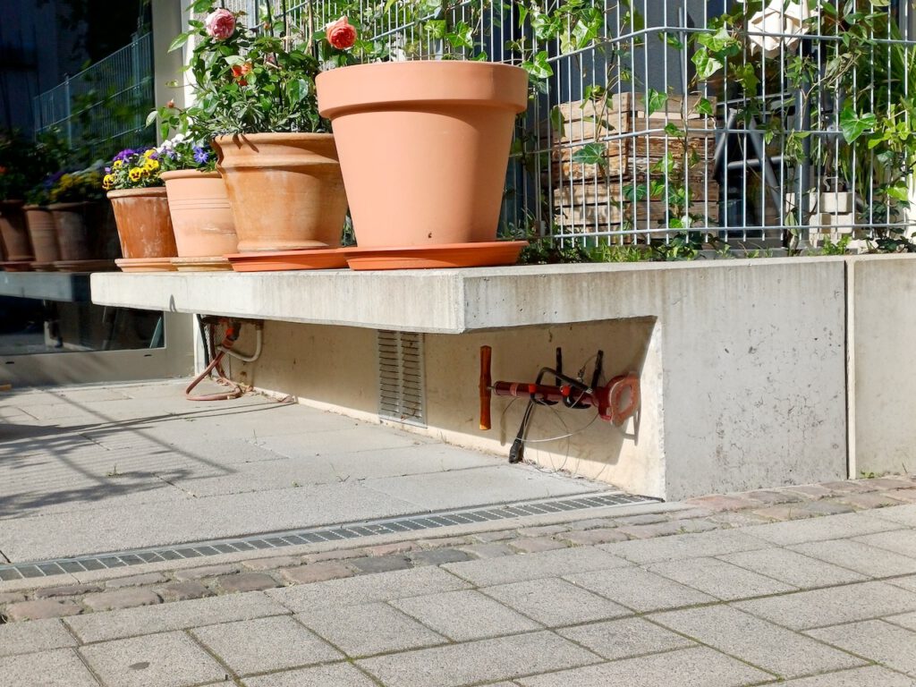Öffentliche Luftpumpe unter der Bank von HerzClouth