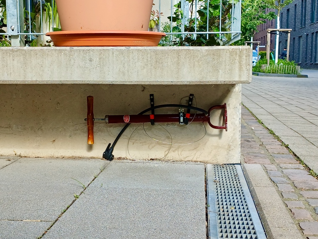 Öffentliche Luftpumpe unter der Bank von HerzClouth